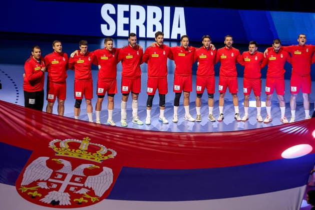 17.01.2026, Handball, Men s EHF EURO 2026, Deutschland - Serbien, Jyske Bank Boxen in Herning, Dänemark, Preliminary Round: Die Serbische Mannschaft steht Arm in Arm bei der Nationalhymne zusammen Dänemark
