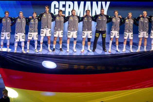 17.01.2026, Handball, Men s EHF EURO 2026, Deutschland - Serbien, Jyske Bank Boxen in Herning, Dänemark, Preliminary Round: Die deutsche Nationalmannschaft steht vor dem SPiel hinter der Nationalflagge zusammen L-R Mathis Häseler (Germany 14) Juri Knorr (Germany 15) Lukas Zerbe (Germany 17) Julian Köster (Germany 18) Renars Uscins (Germany 23) Tom Kiesler (Germany 30) Franz Semper (Germany 32) Andreas Wolff (Germany 33) Rune Dahmke (Germany 34) Lukas Mertens (Germany 36) Justus Fischer (Germany 54) Dänemark