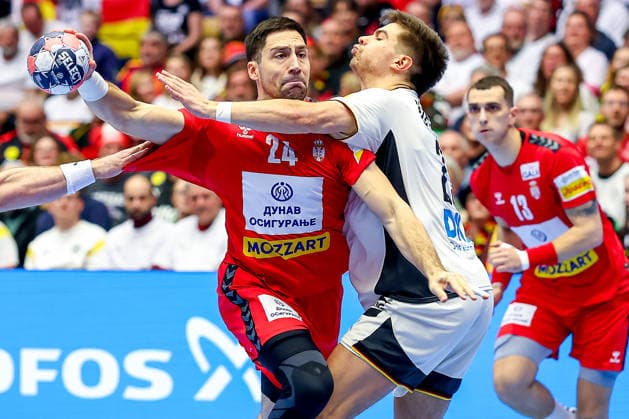 17.01.2026, Handball, Men s EHF EURO 2026, Deutschland - Serbien, Jyske Bank Boxen in Herning, Dänemark, Preliminary Round: Lazar Kukic (Serbien 24) im Zweikampf gegen Renars Uscins (Germany 23) Dänemark