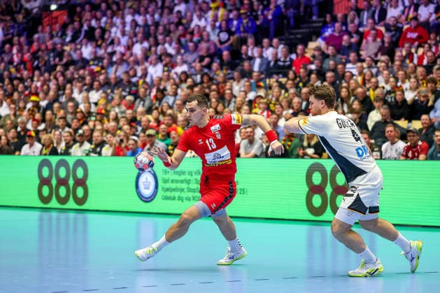 17.01.2026, Handball, Men s EHF EURO 2026, Deutschland - Serbien, Jyske Bank Boxen in Herning, Dänemark, Preliminary Round: Uros Borzas (Serbien 13) Johannes Golla (Germany 04) Dänemark