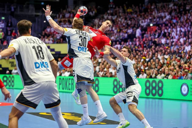 17.01.2026, Handball, Men s EHF EURO 2026, Deutschland - Serbien, Jyske Bank Boxen in Herning, Dänemark, Preliminary Round: Julian Köster (Germany 18) Tom Kiesler (Germany 30) Johannes Golla (Germany 04) Nemanja Ilic (Serbien 19) Dänemark