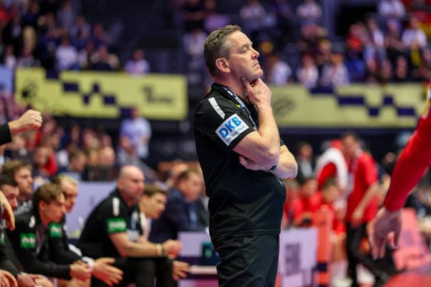 17.01.2026, Handball, Men s EHF EURO 2026, Deutschland - Serbien, Jyske Bank Boxen in Herning, Dänemark, Preliminary Round: Headcoach Alfred Gislason (Germany hc) gestikulierend am Spielfeldrand Dänemark