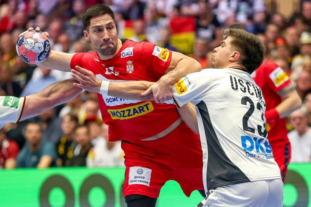 17.01.2026, Handball, Men s EHF EURO 2026, Deutschland - Serbien, Jyske Bank Boxen in Herning, Dänemark, Preliminary Round: Lazar Kukic (Serbien 24) im Zweikampf gegen Renars Uscins (Germany 23) Dänemark