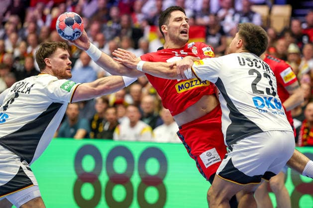 17.01.2026, Handball, Men s EHF EURO 2026, Deutschland - Serbien, Jyske Bank Boxen in Herning, Dänemark, Preliminary Round: Lazar Kukic (Serbien 24) im Zweikampf gegen Renars Uscins (Germany 23) Dänemark