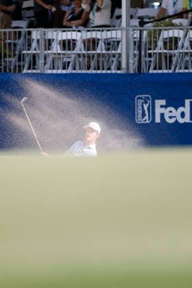 January 17, 2026, Honolulu, Hawaii, USA: DAVID FORD makes a chip shot from the bunker at the 18th green during Round 3 of the 2026 Sony Open in Honolulu, Hawaii on January 17, 2026. Honolulu USA - ZUMAm310 20260117_zsp_m310_134 Copyright: xElliotxMilesx