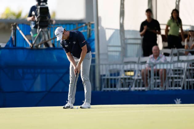 January 17, 2026, Honolulu, Hawaii, USA: VINCE WHALEY putts the ball on the 18th green during Round 3 of the 2026 Sony Open in Honolulu, Hawaii on January 17, 2026. Honolulu USA - ZUMAm310 20260117_zsp_m310_140 Copyright: xElliotxMilesx
