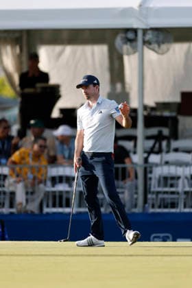 January 17, 2026, Honolulu, Hawaii, USA: NICK TAYLOR waves to the spectators at the 18th green during Round 3 of the 2026 Sony Open in Honolulu, Hawaii on January 17, 2026. Honolulu USA - ZUMAm310 20260117_zsp_m310_144 Copyright: xElliotxMilesx