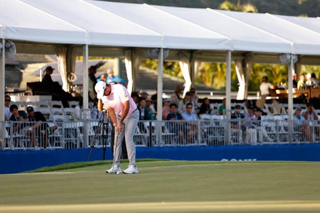 January 17, 2026, Honolulu, Hawaii, USA: DAVIS RILEY putts on the 18th green during Round 3 of the 2026 Sony Open in Honolulu, Hawaii on January 17, 2026. Honolulu USA - ZUMAm310 20260117_zsp_m310_150 Copyright: xElliotxMilesx