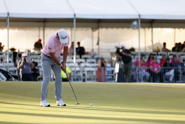 January 17, 2026, Honolulu, Hawaii, USA: DAVIS RILEY putts on the 18th green during Round 3 of the 2026 Sony Open in Honolulu, Hawaii on January 17, 2026. Honolulu USA - ZUMAm310 20260117_zsp_m310_149 Copyright: xElliotxMilesx