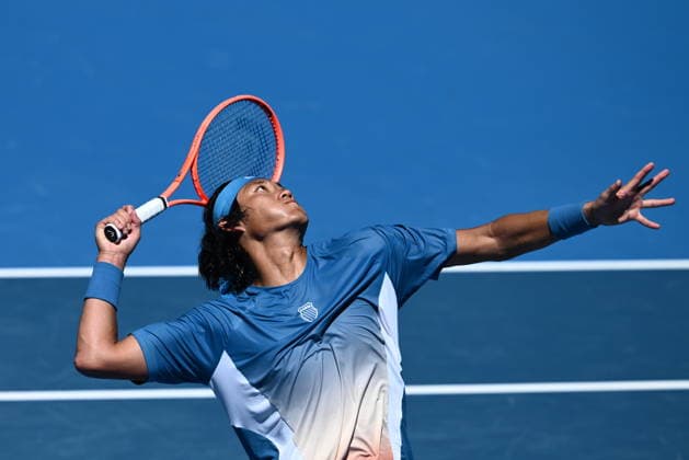 TENNIS AUSTRALIAN OPEN, Zhizhen Zhang of China prepares to serve during the Men™s 1st round match against Francisco Cerundolo of Argentina on day 1 of the 2026 Australian Open tennis tournament at Melbourne Park in Melbourne, Sunday, January 18, 2026. ( NO ARCHIVING MELBOURNE VICTORIA AUSTRALIA  Copyright: xJOELxCARRETTx 20260118132738010775