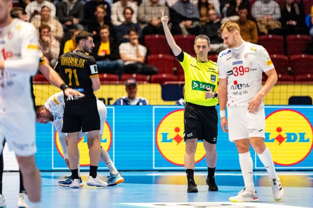 Croatia v Georgia, EHF EURO 2026, Malmo, Sweden Malmo, Sweden - 2026, January 17 : Yon Bustamante (Referee) penalizing a player with a 2 minute penalty during the EHF Euro 2026 match between Croatia v Georgia at Malmo Arena, Malmo on 17 01 2026 Sweden, Malmö, Malmö Arena  Copyright: xGonzalesxPhoto TobiasxJorgensenx