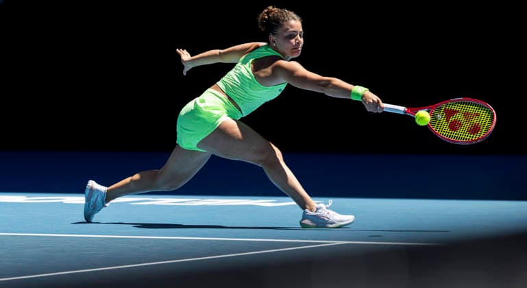 (260118) -- MELBOURNE, Jan. 18, 2026 -- Jasmine Paolini hits a return during the women s singles 1st round match between Jasmine Paolini of Italy and Aliaksandra Sasnovich of Belarus at the Australian Open tennis tournament in Melbourne, Australia, Jan. 18, 2026. (Photo by Xinhua) (SP)AUSTRALIA-MELBOURNE-TENNIS-AUSTRALIAN OPEN-WOMEN S SINGLES-DAY 1 HuxJingchen 