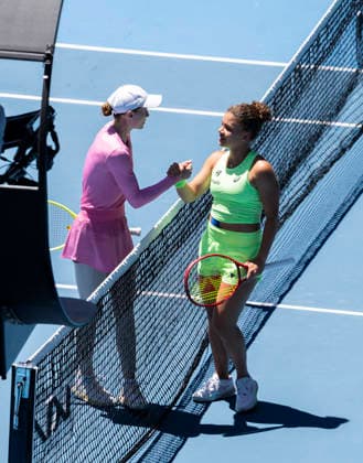 (260118) -- MELBOURNE, Jan. 18, 2026 -- Jasmine Paolini (R) and Aliaksandra Sasnovich shake hands after the women s singles 1st round match between Jasmine Paolini of Italy and Aliaksandra Sasnovich of Belarus at the Australian Open tennis tournament in Melbourne, Australia, Jan. 18, 2026. (Photo by Xinhua) (SP)AUSTRALIA-MELBOURNE-TENNIS-AUSTRALIAN OPEN-WOMEN S SINGLES-DAY 1 HuxJingchen 