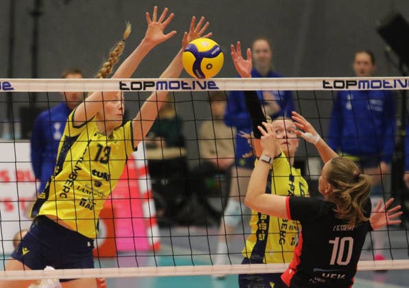 Volleyball-Bundesliga der Frauen: Szene aus der Partie zwischen den ETV Hamburger Volksbank Volleys und dem SSC Palmberg Schwerin (beim Blockversuch).