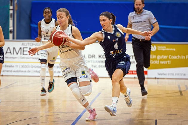 17.01.2026, xovx, Basketball Frauen 2. Bundesliga Nord, Bender Baskets Grünberg - Hürther BC v.l. Swea Drescher (Bender Baskets Grünberg), Sena Balci (Hürther BC) Grünberg Sporthalle Theo-Koch-Schule Hessen Deutschland (DE)