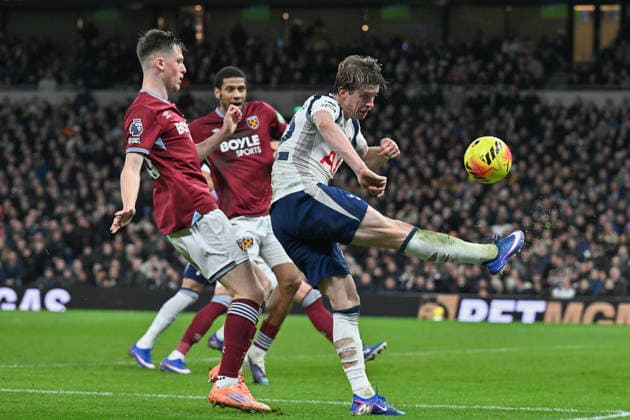 (260118) -- LONDON, Jan. 18, 2026 -- Conor Gallagher (R) of Tottenham Hotspur battles with players of West Ham United during the English Premier League match between Tottenham Hotspur and West Ham United in London, Britain, on Jan. 17, 2026. FOR EDITORIAL USE ONLY. NOT FOR SALE FOR MARKETING OR ADVERTISING CAMPAIGNS. NO USE WITH UNAUTHORIZED AUDIO, VIDEO, DATA, FIXTURE LISTS, CLUB LEAGUE LOGOS OR LIVE SERVICES. ONLINE IN-MATCH USE LIMITED TO 45 IMAGES, NO VIDEO EMULATION. NO USE IN BETTING, GAMES OR SINGLE CLUB LEAGUE PLAYER PUBLICATIONS. (SP)BRITAIN-LONDON-FOOTBALL-PREMIER LEAGUE-TOTTENHAM HOTSPUR VS WEST HAM UNITED LixYing 