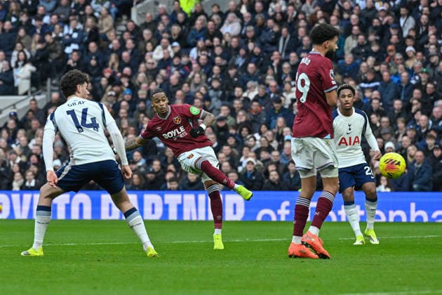 (260118) -- LONDON, Jan. 18, 2026 -- Crysencio Summerville (2nd L) of West Ham United scores during the English Premier League match between Tottenham Hotspur and West Ham United in London, Britain, on Jan. 17, 2026. FOR EDITORIAL USE ONLY. NOT FOR SALE FOR MARKETING OR ADVERTISING CAMPAIGNS. NO USE WITH UNAUTHORIZED AUDIO, VIDEO, DATA, FIXTURE LISTS, CLUB LEAGUE LOGOS OR LIVE SERVICES. ONLINE IN-MATCH USE LIMITED TO 45 IMAGES, NO VIDEO EMULATION. NO USE IN BETTING, GAMES OR SINGLE CLUB LEAGUE PLAYER PUBLICATIONS. (SP)BRITAIN-LONDON-FOOTBALL-PREMIER LEAGUE-TOTTENHAM HOTSPUR VS WEST HAM UNITED LixYing 