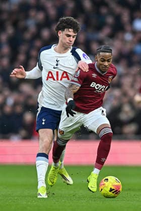 (260118) -- LONDON, Jan. 18, 2026 -- Crysencio Summerville (R) of West Ham United and Archie Gray of Tottenham Hotspur battle for the ball during the English Premier League match between Tottenham Hotspur and West Ham United in London, Britain, on Jan. 17, 2026. FOR EDITORIAL USE ONLY. NOT FOR SALE FOR MARKETING OR ADVERTISING CAMPAIGNS. NO USE WITH UNAUTHORIZED AUDIO, VIDEO, DATA, FIXTURE LISTS, CLUB LEAGUE LOGOS OR LIVE SERVICES. ONLINE IN-MATCH USE LIMITED TO 45 IMAGES, NO VIDEO EMULATION. NO USE IN BETTING, GAMES OR SINGLE CLUB LEAGUE PLAYER PUBLICATIONS. (SP)BRITAIN-LONDON-FOOTBALL-PREMIER LEAGUE-TOTTENHAM HOTSPUR VS WEST HAM UNITED LixYing 