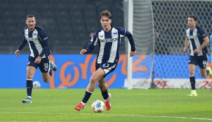 Kennet Eichhorn am Ball, dahinter Paul Seguin Einzelbild Freisteller Aktion Fußball Fussball DFL 2.Bundesliga Herren 18. Spieltag Saison 2025 2026 17.01.2026 Hertha BSC Berlin vs. FC Schalke 04 S04 DFL regulations prohibit any use of photographs as image sequences and or quasi-video *** Kennet Eichhorn on the ball, behind him Paul Seguin Single image Crop action Sport Soccer Football DFL 2 Bundesliga Men 18 Matchday Season 2025 2026 17 01 2026 Hertha BSC Berlin vs FC Schalke 04 S04 DFL regulations prohibit any use of photographs as image sequences and or quasi video