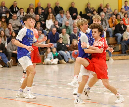 17.01.2026 Handball Meisterrunde B-Junioren TSV Pfungstadt - TuSEM Essen (33:36) li. Felix Patrzalek (8 TSV) blockt Moritz Rhiem (23 TuSEM) vor gefüllten Zuschauerrängen Pfungstadt Hessen Deutschland