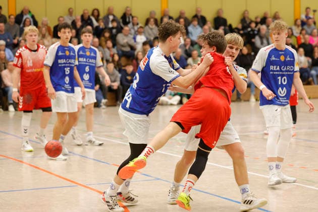 17.01.2026 Handball Meisterrunde B-Junioren TSV Pfungstadt - TuSEM Essen (33:36) li. Jonathan Busch (13 TSV) Mitte Paul Bandura (55 TuSEM) rechts Felix Patrzalek (8 TSV) Pfungstadt Hessen Deutschland