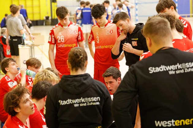 17.01.2026 Handball Meisterrunde B-Junioren TSV Pfungstadt - TuSEM Essen (33:36) in Auszeit redet Trainer Florian Buddenborg (TuSEM) kniend vor der Mannschaft Pfungstadt Hessen Deutschland