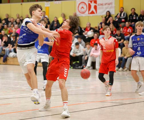 17.01.2026 Handball Meisterrunde B-Junioren TSV Pfungstadt - TuSEM Essen (33:36) Torwurf Ben Ludwig (4 TSV) rechts Moritz Rhiem (23 TuSEM) mit festem Griff Pfungstadt Hessen Deutschland