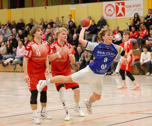 17.01.2026 Handball Meisterrunde B-Junioren TSV Pfungstadt - TuSEM Essen (33:36) li. Mika Kuno (74 TuSEM) Mitte Tom Schemionek (14 TuSEM) re. Torwurf Felix Patrzalek (8 TSV) Pfungstadt Hessen Deutschland