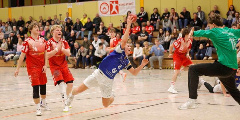 17.01.2026 Handball Meisterrunde B-Junioren TSV Pfungstadt - TuSEM Essen (33:36) li. Mika Kuno (74 TuSEM) Tom Schemionek (14 TuSEM) Mitte Torwurf Felix Patrzalek (8 TSV) re. TW Lennart Otte (16 TuSEM) Pfungstadt Hessen Deutschland