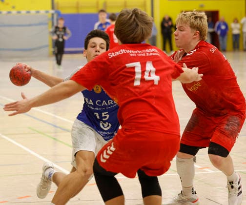 17.01.2026 Handball Meisterrunde B-Junioren TSV Pfungstadt - TuSEM Essen (33:36) v. li. Lasse Herbert (15 TSV) Mika Kuno (74 TuSEM) Tom Schemionek (14 TuSEM) re. Torwurf Felix Patrzalek (8 TSV) Pfungstadt Hessen Deutschland