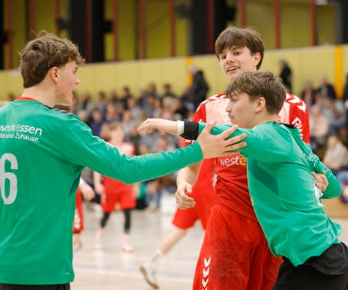 17.01.2026 Handball Meisterrunde B-Junioren TSV Pfungstadt - TuSEM Essen (33:36) Freude Jubel Emotion nach Spielende über Auswärtssieg v. li Lennart Otte (16 TuSEM) Tim Bredlau (20 TuSEM) Andre Schölpert (47 TuSEM) Pfungstadt Hessen Deutschland