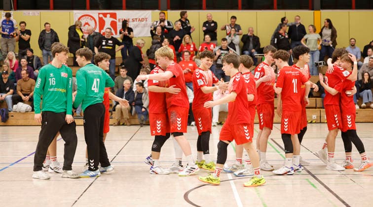 17.01.2026 Handball Meisterrunde B-Junioren TSV Pfungstadt - TuSEM Essen (33:36) Freude Jubel Emotion nach Spielende über Auswärtssieg bei den Spielern von TuSEM Essen vor den eigenen Fans in der voll Sporthalle Pfungstadt Hessen Deutschland