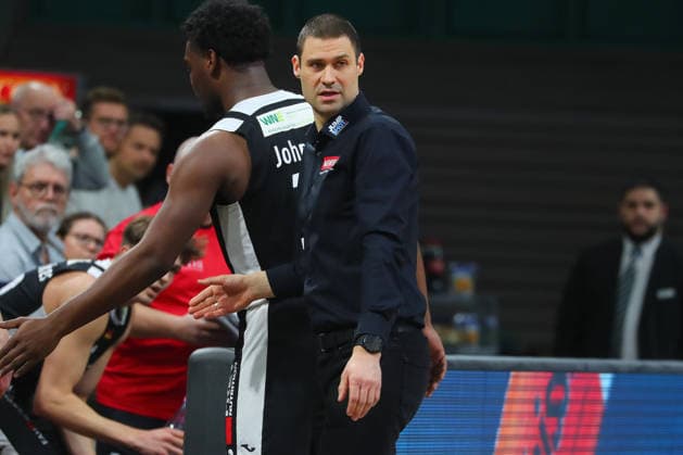 18. Spieltag der Basketball 2. Bundesliga ProA in der Oberfrankenhalle in Bayreuth Saison 2025-2026 BBC Bayreuth gegen Paderborn Baskets Milos Stankovic (Paderborn Baskets Trainer)