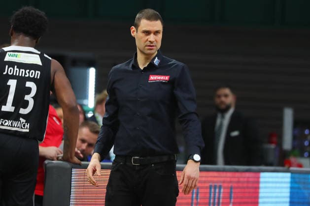 18. Spieltag der Basketball 2. Bundesliga ProA in der Oberfrankenhalle in Bayreuth Saison 2025-2026 BBC Bayreuth gegen Paderborn Baskets Milos Stankovic (Paderborn Baskets Trainer)
