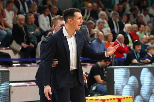 18. Spieltag der Basketball 2. Bundesliga ProA in der Oberfrankenhalle in Bayreuth Saison 2025-2026 BBC Bayreuth gegen Paderborn Baskets Lukas Hofer (BBC Bayreuth Trainer)