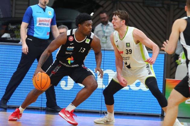 18. Spieltag der Basketball 2. Bundesliga ProA in der Oberfrankenhalle in Bayreuth Saison 2025-2026 BBC Bayreuth gegen Paderborn Baskets Willem Brandwijk (BBC Bayreuth) -39- rechts Jalen Johnson (Paderborn Baskets) -13- links