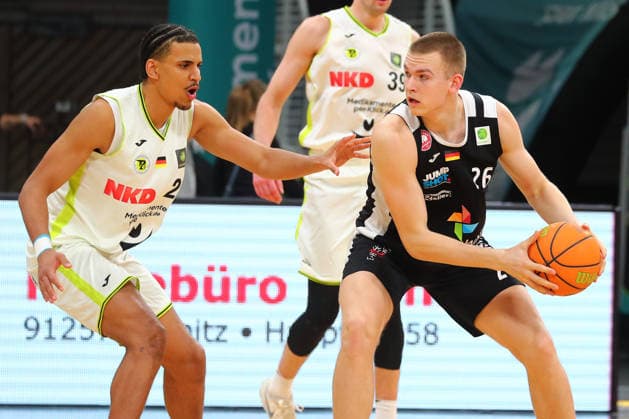 18. Spieltag der Basketball 2. Bundesliga ProA in der Oberfrankenhalle in Bayreuth Saison 2025-2026 BBC Bayreuth gegen Paderborn Baskets Leroy Ikejiaku (BBC Bayreuth) -22- links Leonard Kröger (Paderborn Baskets) -26- rechts