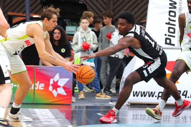 18. Spieltag der Basketball 2. Bundesliga ProA in der Oberfrankenhalle in Bayreuth Saison 2025-2026 BBC Bayreuth gegen Paderborn Baskets Lenny Liedtke (BBC Bayreuth) -55- links Jalen Johnson (Paderborn Baskets) -13- rechts
