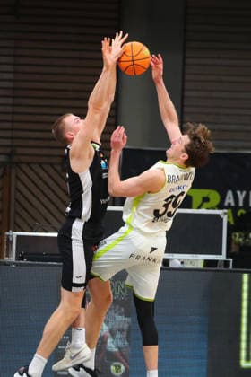 18. Spieltag der Basketball 2. Bundesliga ProA in der Oberfrankenhalle in Bayreuth Saison 2025-2026 BBC Bayreuth gegen Paderborn Baskets Willem Brandwijk (BBC Bayreuth) -39- rechts Leonard Kröger (Paderborn Baskets) -26- links