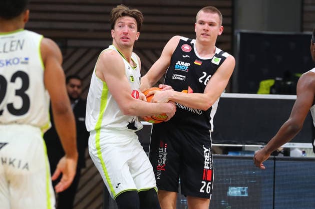 18. Spieltag der Basketball 2. Bundesliga ProA in der Oberfrankenhalle in Bayreuth Saison 2025-2026 BBC Bayreuth gegen Paderborn Baskets Willem Brandwijk (BBC Bayreuth) -39- links Leonard Kröger (Paderborn Baskets) -26- rechts