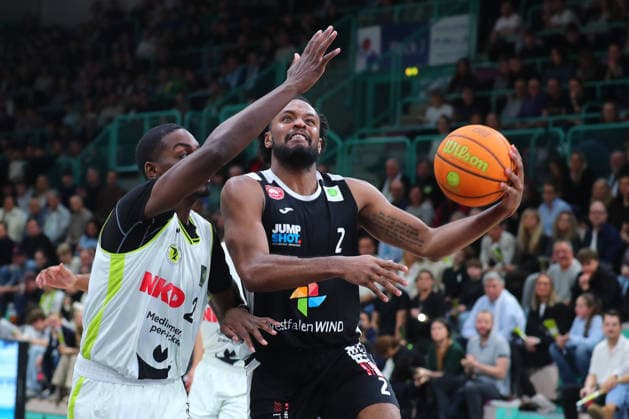 18. Spieltag der Basketball 2. Bundesliga ProA in der Oberfrankenhalle in Bayreuth Saison 2025-2026 BBC Bayreuth gegen Paderborn Baskets Tehree Horn (BBC Bayreuth) -2- links Branden Maughmer (Paderborn Baskets) -2- rechts