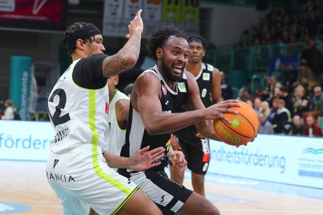 18. Spieltag der Basketball 2. Bundesliga ProA in der Oberfrankenhalle in Bayreuth Saison 2025-2026 BBC Bayreuth gegen Paderborn Baskets Cantia Rahming (BBC Bayreuth) -12- links Branden Maughmer (Paderborn Baskets) -2- rechts