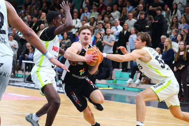 18. Spieltag der Basketball 2. Bundesliga ProA in der Oberfrankenhalle in Bayreuth Saison 2025-2026 BBC Bayreuth gegen Paderborn Baskets Tehree Horn (BBC Bayreuth) -2- links Lenny Liedtke (BBC Bayreuth) -55- rechts Jonathan Klussmann (Paderborn Baskets) -71- mitte