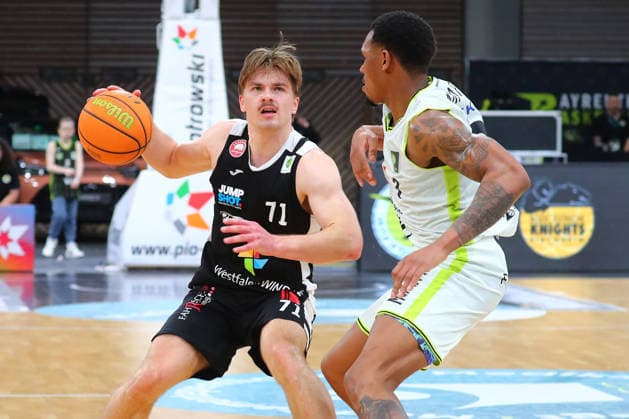 18. Spieltag der Basketball 2. Bundesliga ProA in der Oberfrankenhalle in Bayreuth Saison 2025-2026 BBC Bayreuth gegen Paderborn Baskets Rayshawn Mart (BBC Bayreuth) -3- rechts Jonathan Klussmann (Paderborn Baskets) -71- links