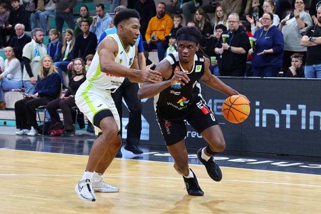 18. Spieltag der Basketball 2. Bundesliga ProA in der Oberfrankenhalle in Bayreuth Saison 2025-2026 BBC Bayreuth gegen Paderborn Baskets KeVaughn Allen (BBC Bayreuth) -23- links Kevin Osawe (Paderborn Baskets) -0- rechts