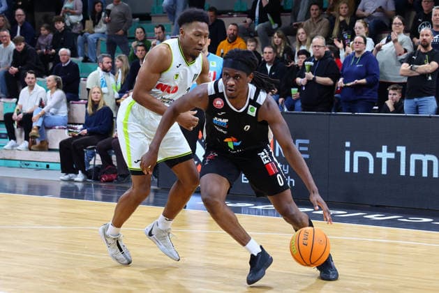 18. Spieltag der Basketball 2. Bundesliga ProA in der Oberfrankenhalle in Bayreuth Saison 2025-2026 BBC Bayreuth gegen Paderborn Baskets KeVaughn Allen (BBC Bayreuth) -23- links Kevin Osawe (Paderborn Baskets) -0- rechts