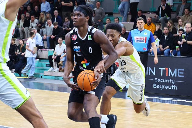 18. Spieltag der Basketball 2. Bundesliga ProA in der Oberfrankenhalle in Bayreuth Saison 2025-2026 BBC Bayreuth gegen Paderborn Baskets KeVaughn Allen (BBC Bayreuth) -23- rechts Kevin Osawe (Paderborn Baskets) -0- links