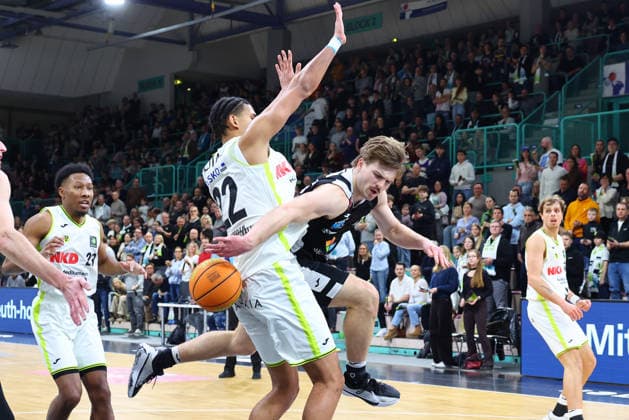 18. Spieltag der Basketball 2. Bundesliga ProA in der Oberfrankenhalle in Bayreuth Saison 2025-2026 BBC Bayreuth gegen Paderborn Baskets Leroy Ikejiaku (BBC Bayreuth) -22- links Jonathan Klussmann (Paderborn Baskets) -71- rechts