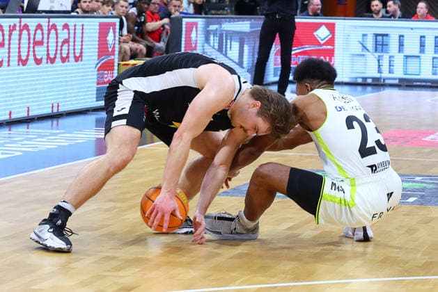 18. Spieltag der Basketball 2. Bundesliga ProA in der Oberfrankenhalle in Bayreuth Saison 2025-2026 BBC Bayreuth gegen Paderborn Baskets KeVaughn Allen (BBC Bayreuth) -23- rechts Jonathan Klussmann (Paderborn Baskets) -71- links