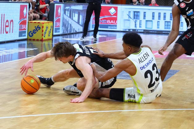 18. Spieltag der Basketball 2. Bundesliga ProA in der Oberfrankenhalle in Bayreuth Saison 2025-2026 BBC Bayreuth gegen Paderborn Baskets KeVaughn Allen (BBC Bayreuth) -23- rechts Jonathan Klussmann (Paderborn Baskets) -71- links